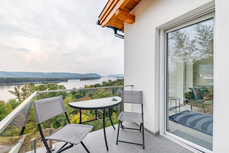 Akvarell Apartment House - Accommodation in Zebegény, with jacuzzi, unique panorama